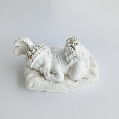 Dekorative schlafende Babyfigur