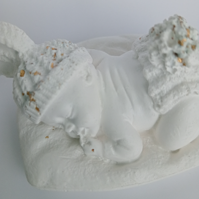 Dekorative schlafende Babyfigur