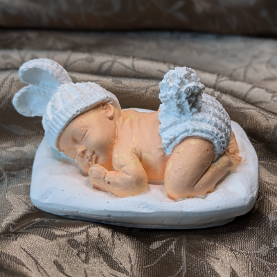 Dekorative schlafende Babyfigur