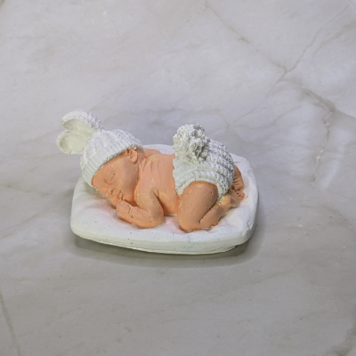 Dekorative schlafende Babyfigur